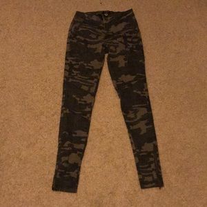 Camouflage pants with zippers on legs/the pockets